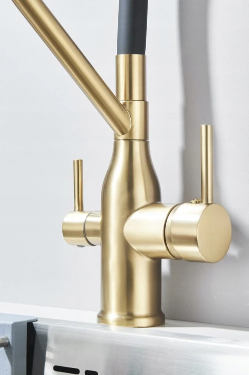 Bateria-Kuchenna-Zlota-Trojdrozna-z-Wyciagana-Wylewka-Kran-Kuchnia-Mosiadz-Wykonczenie-metal.jpg